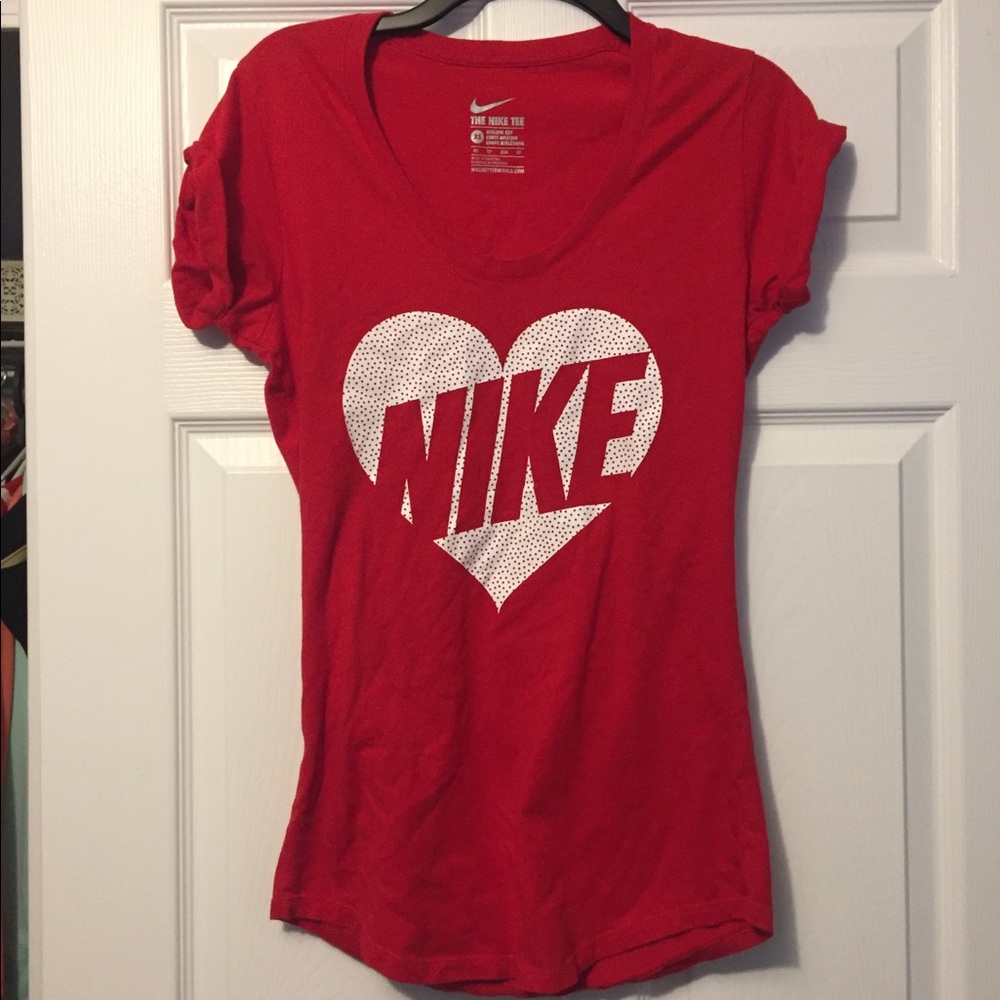 NWOT Nike Heart Tee Size XS Athletic Fit